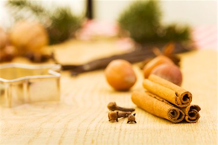 Spices, nuts and cutters (Christmas) Stock Photo - Premium Royalty-Free, Code: 659-06155977