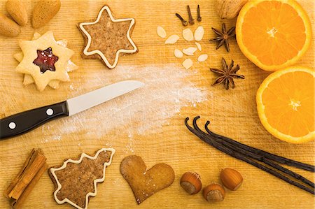 pâtisserie de noël - Biscuits de Noël et ingrédients de cuisson, vus d'en haut Photographie de stock - Premium Libres de Droits, Code: 659-06155978