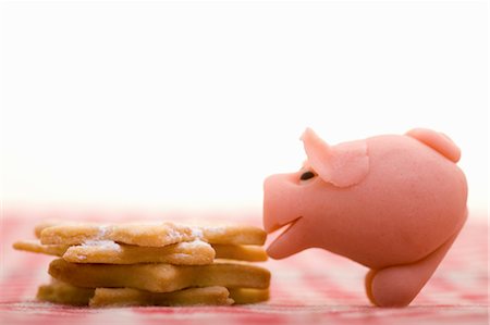 simsearch:659-03525397,k - Christmas biscuits and a marzipan pig Foto de stock - Royalty Free Premium, Número: 659-06155985