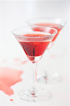 simsearch:659-06155164,k - Two glasses of red Martini Foto de stock - Sin royalties Premium, Código: 659-06155991