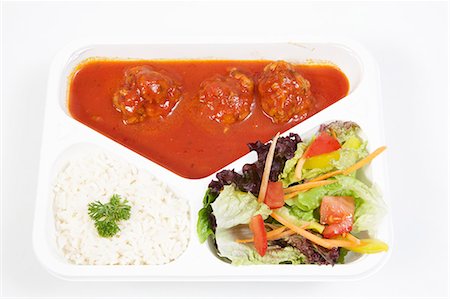 simsearch:659-07599054,k - Boulettes de viande à la sauce tomate avec du riz et une salade mixte Photographie de stock - Premium Libres de Droits, Code: 659-06156011