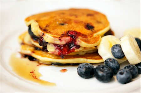 desayuno - Pancakes with blueberries, bananas and maple syrup Foto de stock - Sin royalties Premium, Código: 659-06156037