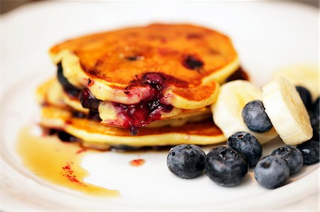 pancake breakfast - Pancakes with blueberreies, bananas and maple syrup Foto de stock - Sin royalties Premium, Código: 659-06156044