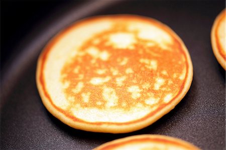 pancake - Pancakes in the pan Foto de stock - Sin royalties Premium, Código: 659-06156045