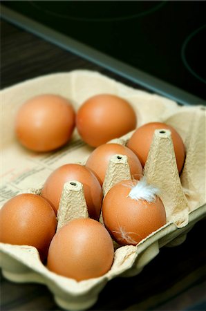 simsearch:659-07068658,k - Eggs in an egg box with a feather Foto de stock - Sin royalties Premium, Código: 659-06156053