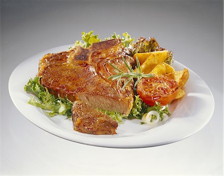 Fried T-bone steak on a bed of salad Foto de stock - Sin royalties Premium, Código: 659-06151065