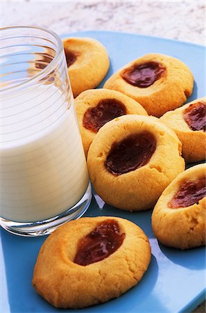 Jam biscuits and glass of milk Stock Photo - Premium Royalty-Free, Code: 659-06151082