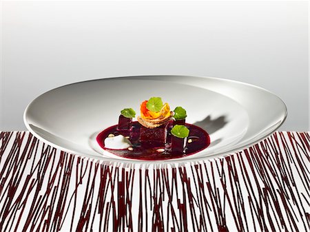 Gaspacho de betterave avec du pain de pâte à la crème sure et sure Photographie de stock - Premium Libres de Droits, Code: 659-06151097