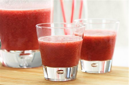 simsearch:659-06373374,k - Berrie smoothies in glasses Foto de stock - Sin royalties Premium, Código: 659-06151104