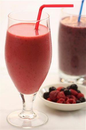 Berry Breakfast Smoothie with Straw Stock Photo - Premium Royalty-Free, Code: 659-06151114