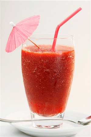 simsearch:659-03529219,k - Un daiquiri glacé aux fraises avec un parapluie cocktail Photographie de stock - Premium Libres de Droits, Code: 659-06151111