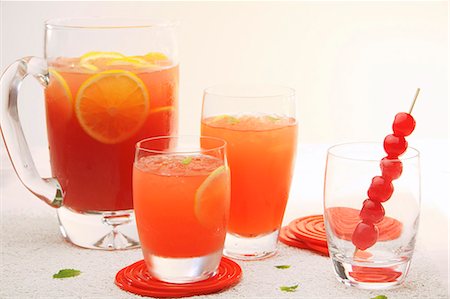 Punch aux fruits dans les verres et une verseuse en verre Photographie de stock - Premium Libres de Droits, Code: 659-06151112