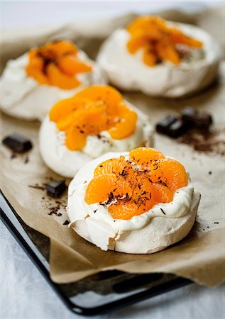 Pavlova with clementines Fotografie stock - Premium Royalty-Free, Codice: 659-06151132