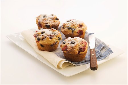 Berry muffins on a napkin Foto de stock - Sin royalties Premium, Código: 659-06151227