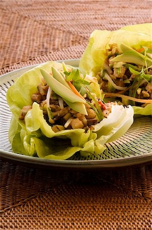 simsearch:659-06152203,k - San Choy Bow (avocado and chicken wrapped in lettuce leaves, China) Foto de stock - Sin royalties Premium, Código: 659-06151222