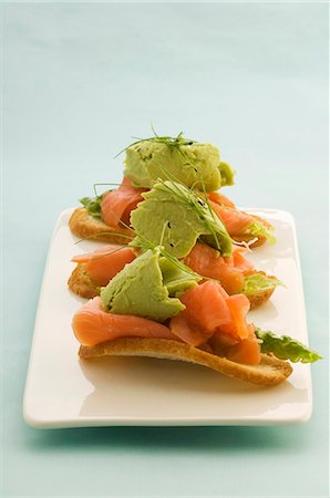Canapes with avocado sorbet and smoked trout Foto de stock - Sin royalties Premium, Código: 659-06151223