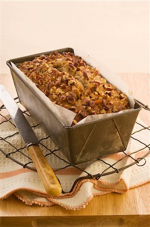 pastel de pacana - Banana and pecan nut cake in a loaf tin Foto de stock - Sin royalties Premium, Código: 659-06151233