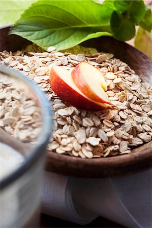 simsearch:659-01852572,k - Oats with apple slices in a wooden bowl Stock Photo - Premium Royalty-Free, Code: 659-06151248