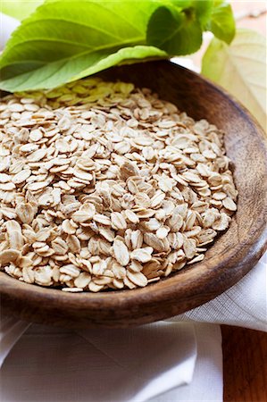 Oats in a wooden bowl Foto de stock - Sin royalties Premium, Código: 659-06151249