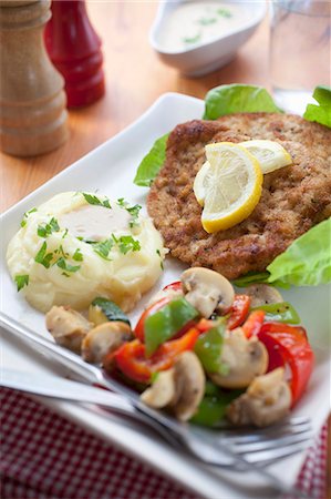 simsearch:659-06152647,k - Breaded pork escalope with mashed potatoes and salad Stock Photo - Premium Royalty-Free, Code: 659-06151250