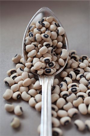 Dried black-eyed peas on a spoon and next to it Foto de stock - Sin royalties Premium, Código: 659-06151272