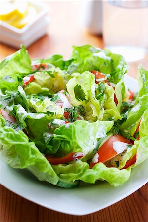 Laitue, tomates et vinaigrette au yogourt Photographie de stock - Premium Libres de Droits, Code: 659-06151289