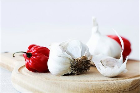 diente de ajo - Garlic and lampion chillis Foto de stock - Sin royalties Premium, Código: 659-06151297