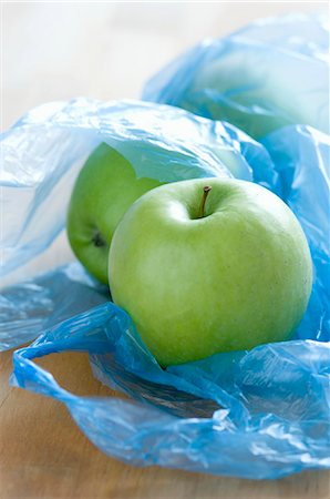 simsearch:659-07597250,k - Pommes vertes dans des sacs en plastique Photographie de stock - Premium Libres de Droits, Code: 659-06151310