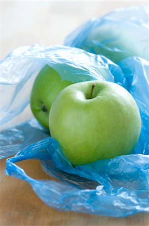 simsearch:659-06151310,k - Pommes vertes dans des sacs en plastique Photographie de stock - Premium Libres de Droits, Code: 659-06151310