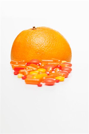 Vitamin tablets and an orange Foto de stock - Sin royalties Premium, Código: 659-06151389