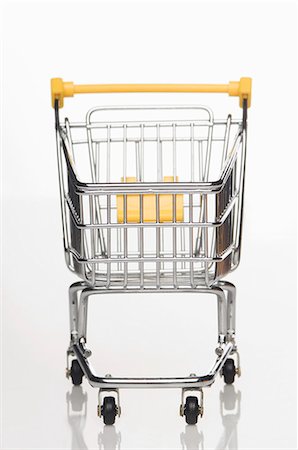 empty shopping cart - Un caddie de supermarché Photographie de stock - Premium Libres de Droits, Code: 659-06151392