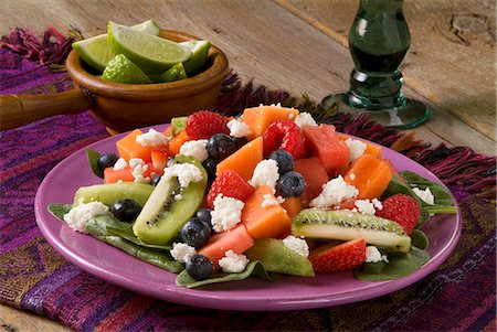 fruitsalad - Salade de fruits frais avec jeunes pousses d'épinards (Ensalada Fresca) Photographie de stock - Premium Libres de Droits, Code: 659-06151439