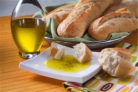 Italian Herb Dipping Oil with Crusty Bread Foto de stock - Sin royalties Premium, Código: 659-06151433
