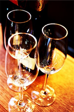simsearch:659-03530750,k - Champagne glasses and a bottle of champagne Foto de stock - Sin royalties Premium, Código: 659-06151453