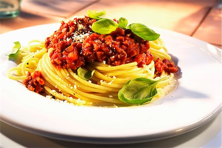 simsearch:659-07069263,k - Spaghetti bolognese with basil Stock Photo - Premium Royalty-Free, Code: 659-06151463