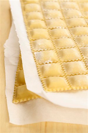 pasta nobody - Home-made ravioli on paper Stock Photo - Premium Royalty-Free, Code: 659-06151498