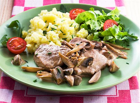 simsearch:659-07959872,k - Pork fillet with mushrooms, mashed potatoes and salad Foto de stock - Sin royalties Premium, Código: 659-06151502