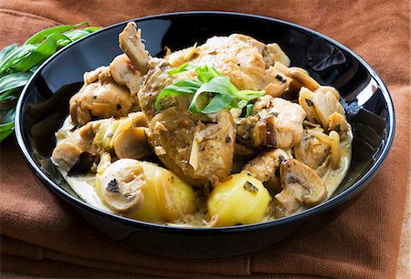 Chicken stew with mushrooms and tarragon Foto de stock - Sin royalties Premium, Código: 659-06151519