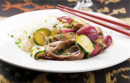 Pork fillet with courgette, onions and orange zest Foto de stock - Sin royalties Premium, Código: 659-06151525