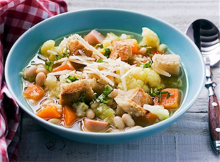 simsearch:659-07598896,k - Minestrone with croutons Stock Photo - Premium Royalty-Free, Code: 659-06151537