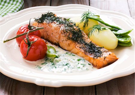 simsearch:659-06495301,k - Salmon fillet with dill and herb sauce Foto de stock - Sin royalties Premium, Código: 659-06151539