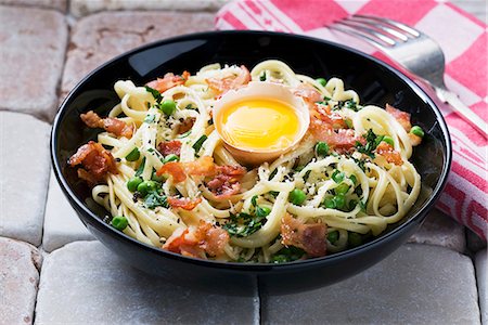 préparé - Spaghettis carbonara avec bacon et œuf Photographie de stock - Premium Libres de Droits, Code: 659-06151531