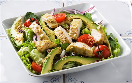 simsearch:659-07958915,k - Chicken salad with avocados and sesame seeds Foto de stock - Sin royalties Premium, Código: 659-06151532