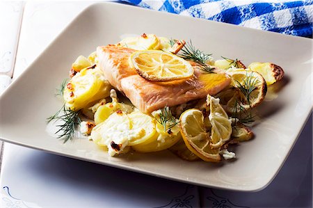 simsearch:659-06495301,k - Salmon fillet with potatoes, lemons and feta cheese Foto de stock - Sin royalties Premium, Código: 659-06151533