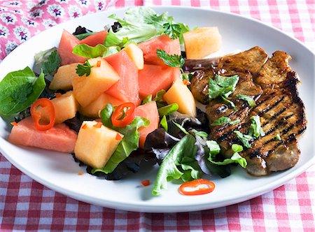 simsearch:659-07028713,k - Grilled pork chop with melon salad Foto de stock - Sin royalties Premium, Código: 659-06151545