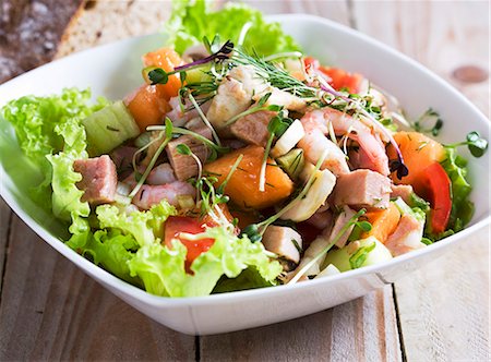 Ham salad with prawns and melon Foto de stock - Royalty Free Premium, Número: 659-06151542