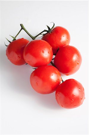 Several vine tomatoes with drops of water Foto de stock - Sin royalties Premium, Código: 659-06151578