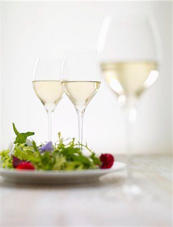 edible flower - Mixed leaf salad with edible flowers and glasses of white wine Stock Photo - Premium Royalty-Free, Code: 659-06151587