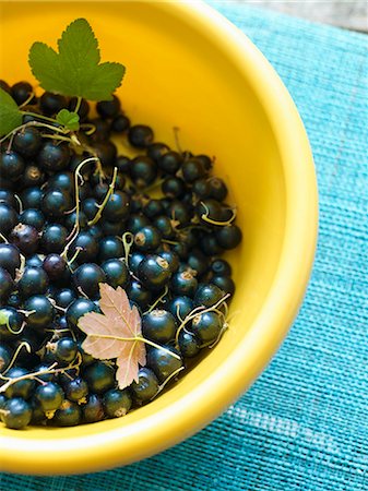 Blackcurrants in a plastic bowl Stock Photo - Premium Royalty-Free, Code: 659-06151593