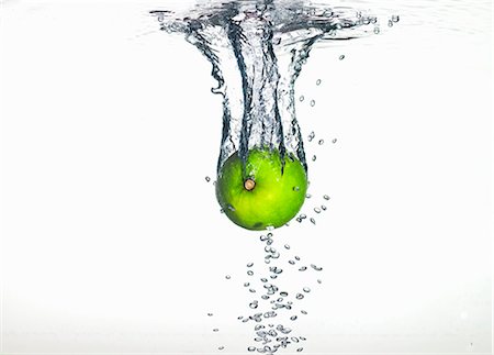 A lime falling into water Foto de stock - Sin royalties Premium, Código: 659-06151609